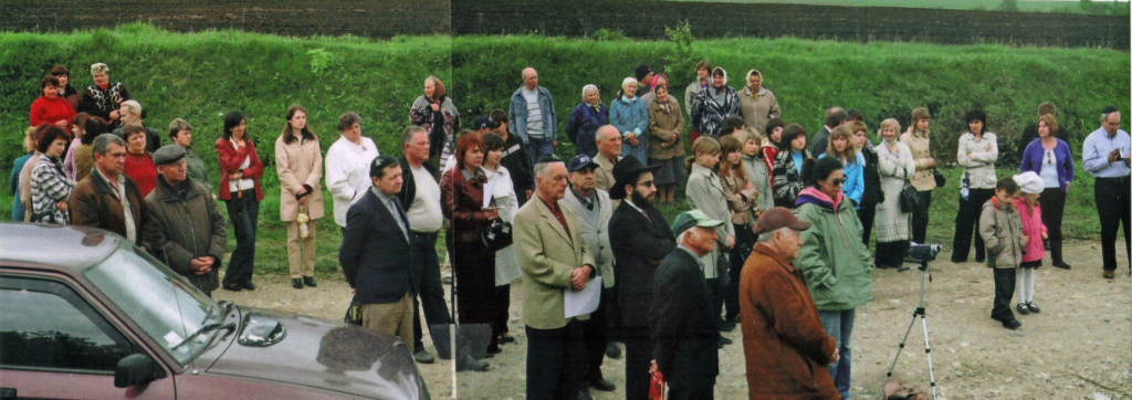 Composite photograph of the local people who turned out for the Felshtin memorial dedication ceremony. Sid Shaievitz’s daughter, Sondra, is to the left of the Camcorder on the tripod.